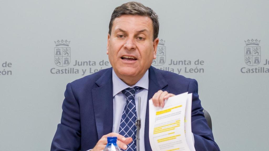 El consejero de Economía y Hacienda y portavoz, Carlos Fernández Carriedo, comparece en rueda de prensa posterior al Consejo de Gobierno