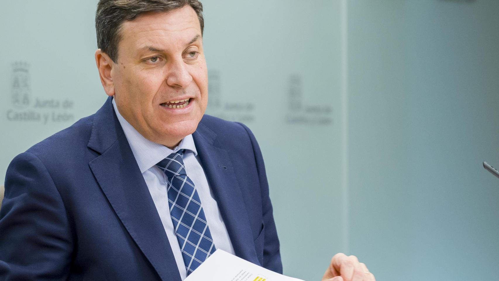 El consejero de Economía y Hacienda y portavoz, Carlos Fernández Carriedo, comparece en rueda de prensa posterior al Consejo de Gobierno