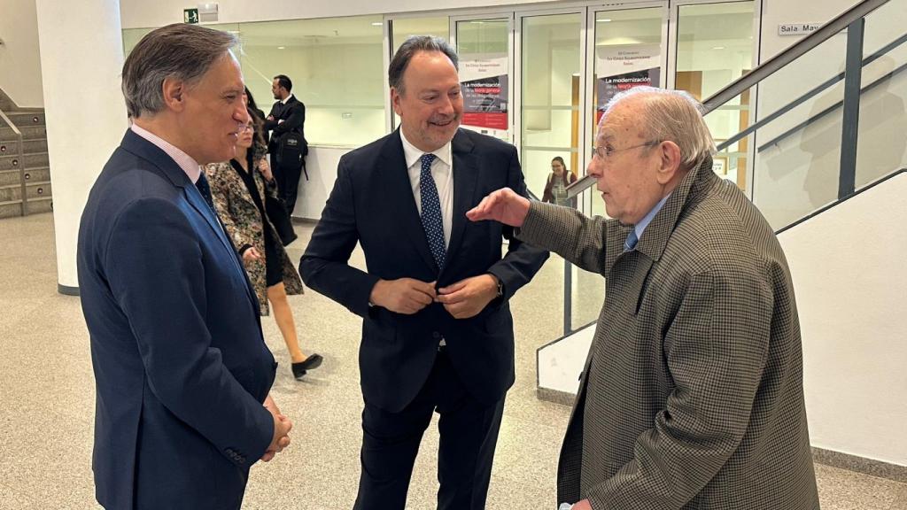 El alcalde de Salamanca asiste a la inauguración del Congreso Internacional de Derecho Civl en la USAL
