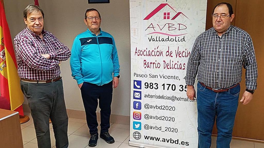 José Carlos, a la derecha, y Luis Miguel Trapote y Julio Bermejo, un cliente de la farmacia, a la izquierda