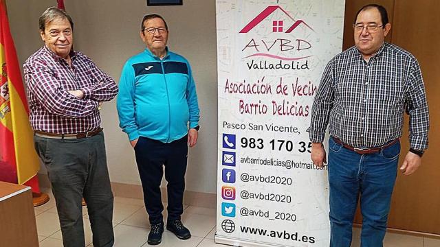 José Carlos, a la derecha, y Luis Miguel Trapote y Julio Bermejo, un cliente de la farmacia, a la izquierda