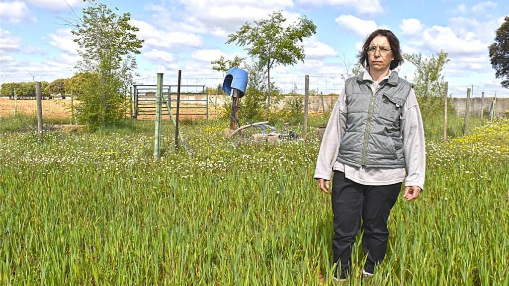 Lourdes Contreras junto al pozo en su Granja Biodinámica Navillas