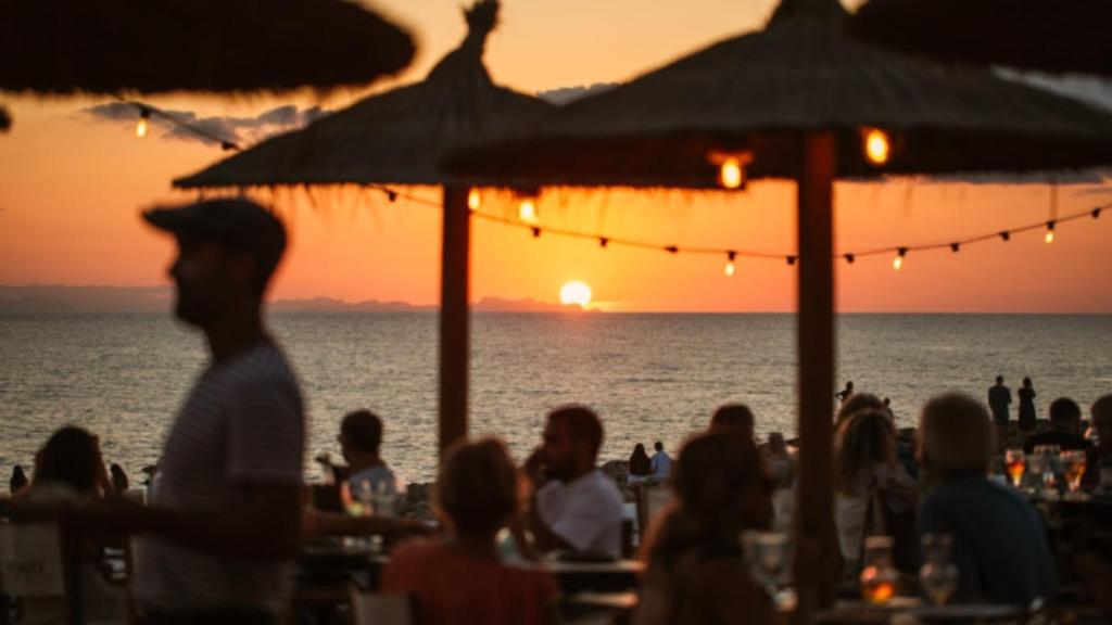 El sol cae sobre el mar , una panorámica inolvidable desde Artrutx Sea Club.