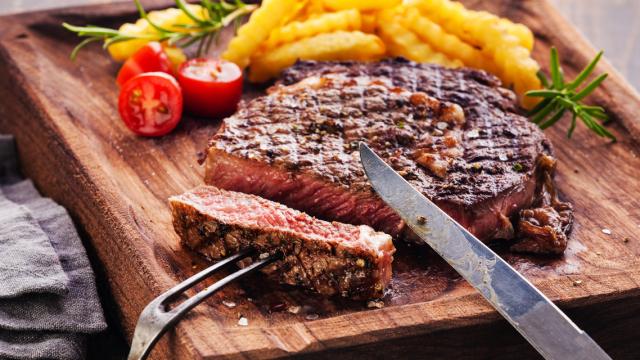 Bistec con patatas fritas.