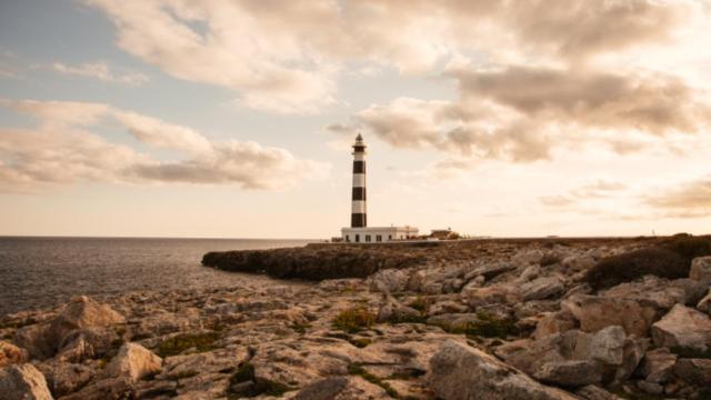 El restaurante alojado en un faro de 1895 con la mejor puesta de sol de Menorca y cocina mediterránea