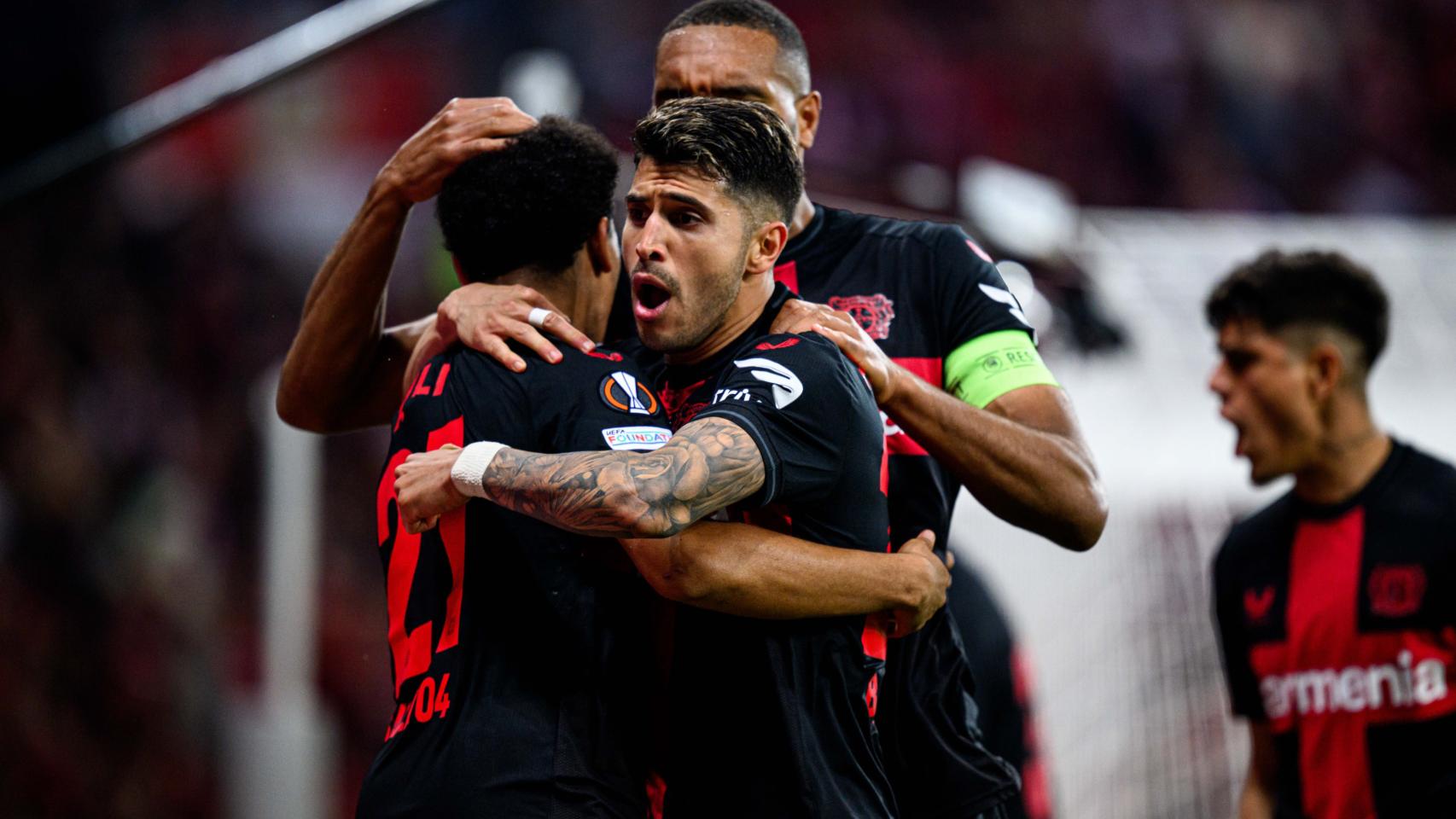 Los jugadores del Leverkusen celebran el gol que vale el pase a la final.