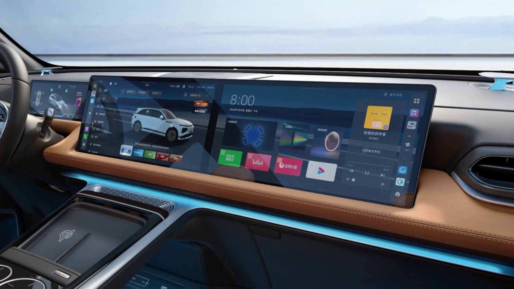 El interior del Xpeng G9, con tres pantallas táctiles y sin botones físicos