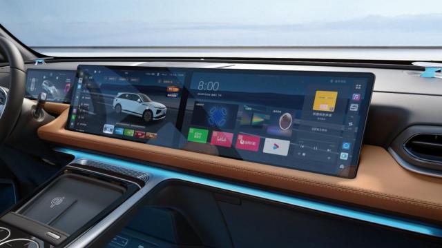 El interior del Xpeng G9, con tres pantallas táctiles y sin botones físicos