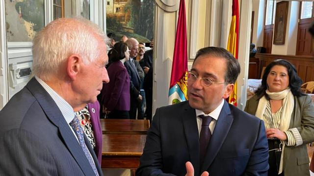 Josep Borrell, Alto Representante de la UE, y José Manuel Albares, ministro de Exteriores, en el Ateneo.