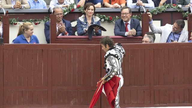 La Presidenta de la Comunidad de Madrid, Isabel Díaz Ayuso, durante la corrida de la goyesca, a 02 de mayo de 2023, en Madrid.