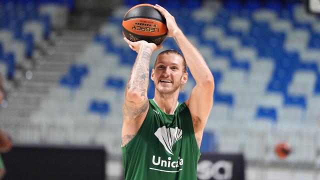 Dylan Osetkowski lanza a canasta durante un entrenamiento con Unicaja