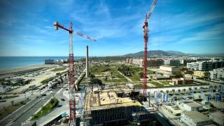 Imagen de las obras de la tercera de las torres que se levantan en la parte final del litoral oeste de Málaga.