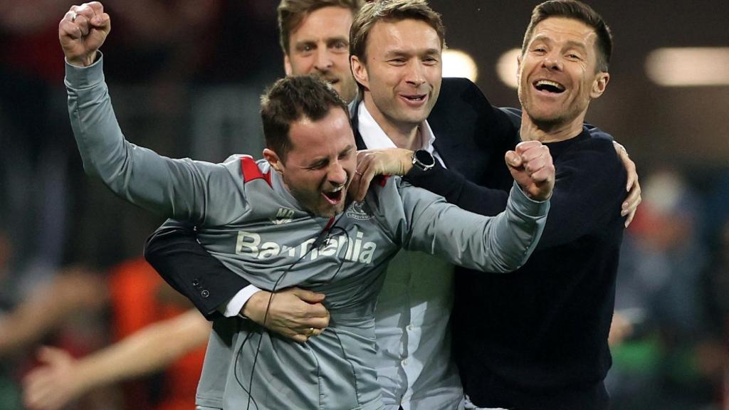 Xabi Alonso, eufórico con su cuerpo técnico.