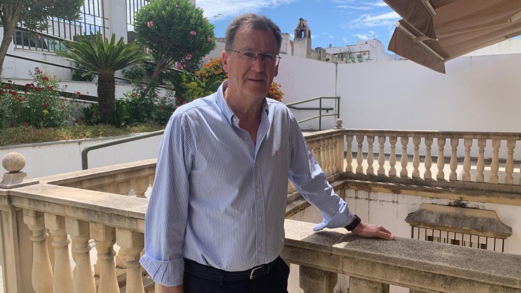 El alcalde, Domingo Delgado, en la puerta del Ayuntamiento de Burguillos.