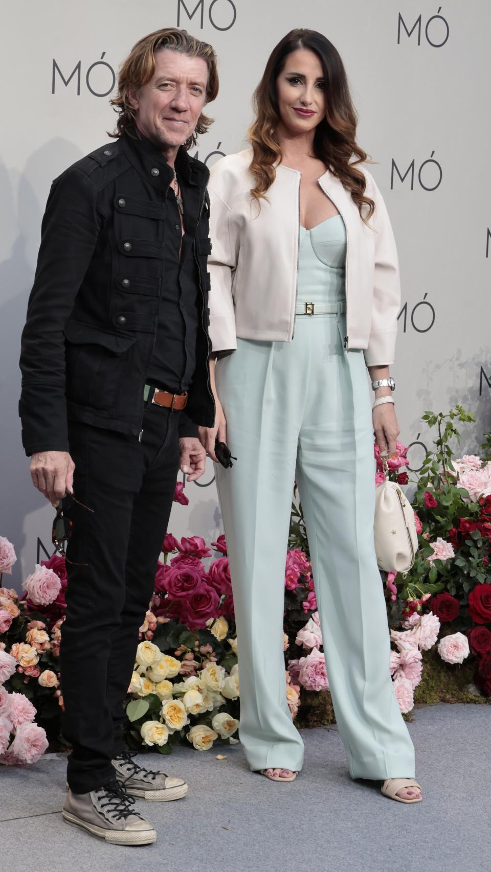 Colate Vallejo-Nágera y su acompañante en el photocall de MÓ Multiópticas.