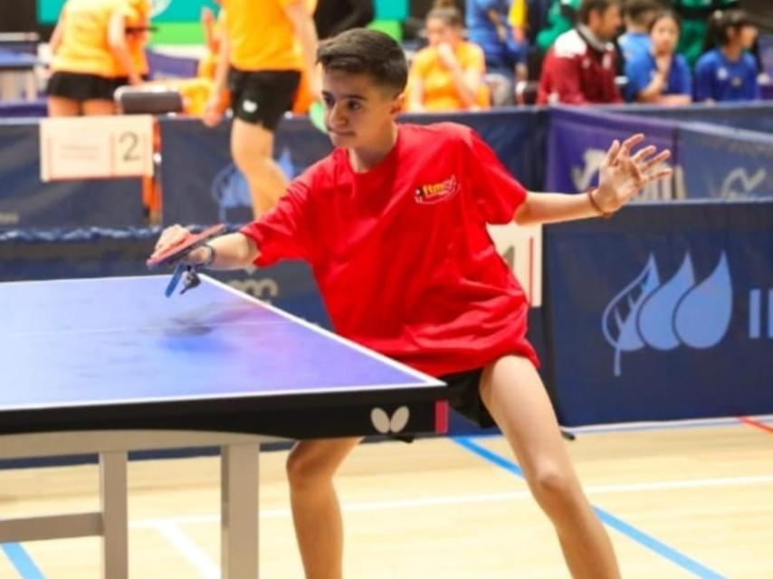 Slavi jugando al tenis de mesa