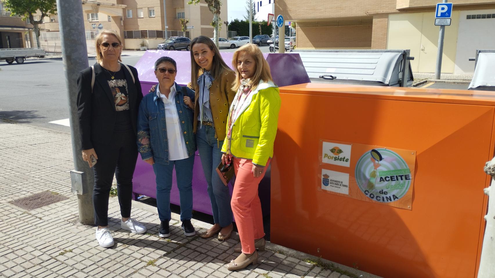 Inés Martín y Pilar Rodríguez (Porsiete), las concejalas Marta Labrador y Juani Rubio