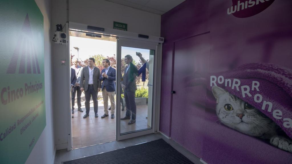 El presidente de la Junta visita la planta de producción Mars