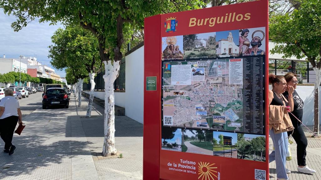El mupi con el mapa de Burguillos, a la entrada de la localidad sevillana.
