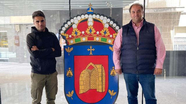 El entrenador, Mario Sánchez, y el alcalde de Guijuelo, Roberto Martín