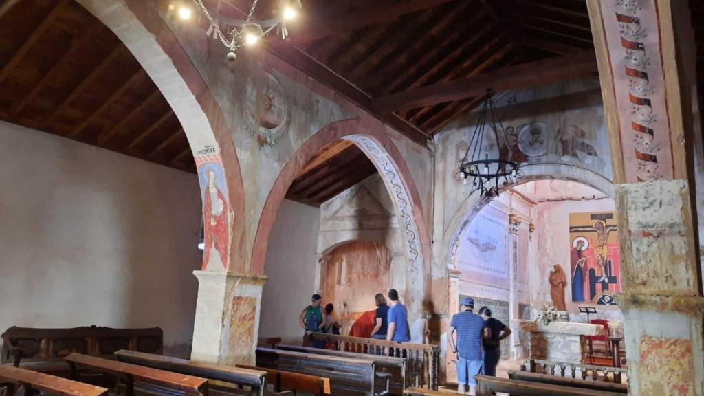 En  el pilar de la izquierda, el mural de María Magdalena.