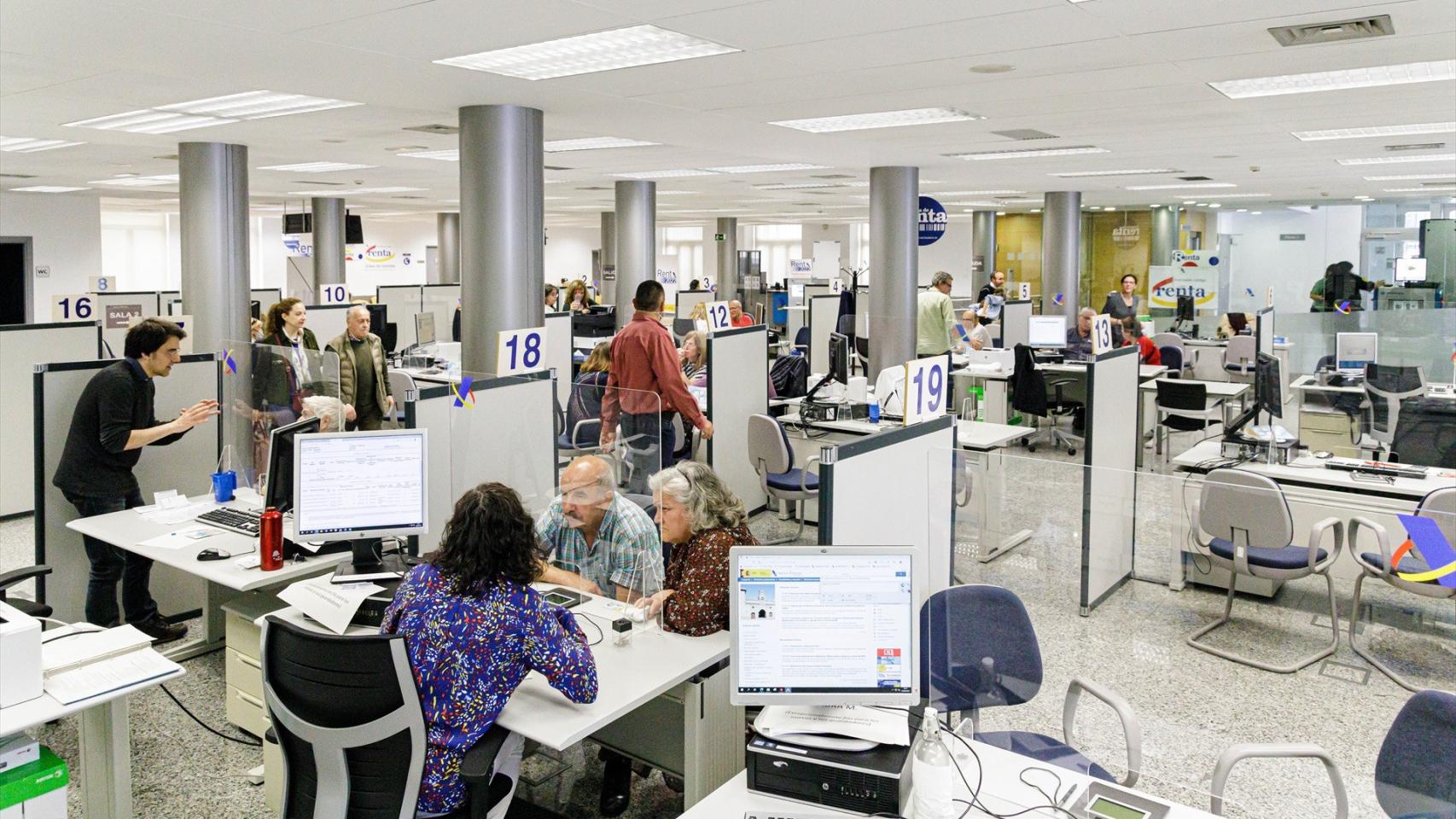 Varias personas son atendidas en la Agencia Tributaria, en una imagen de archivo.