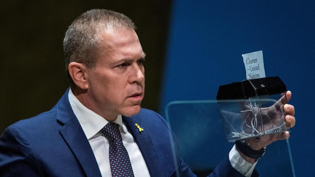 El embajador de Israel ante la ONU, Gilad Erdan, pasa la Carta de las Naciones Unidas por una trituradora.