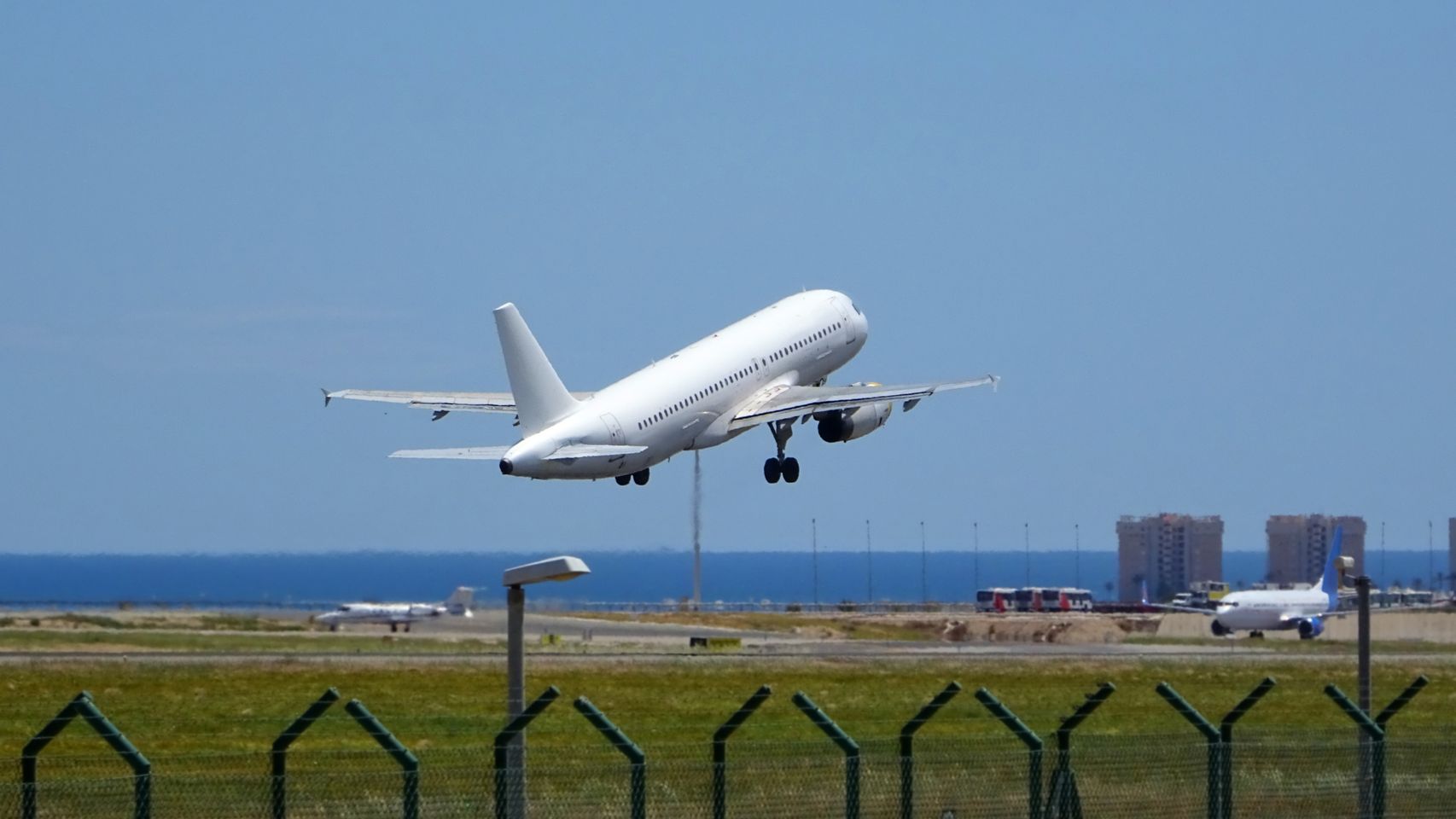 Aeropuerto de Alicante, en una imagen de Shutterstock.