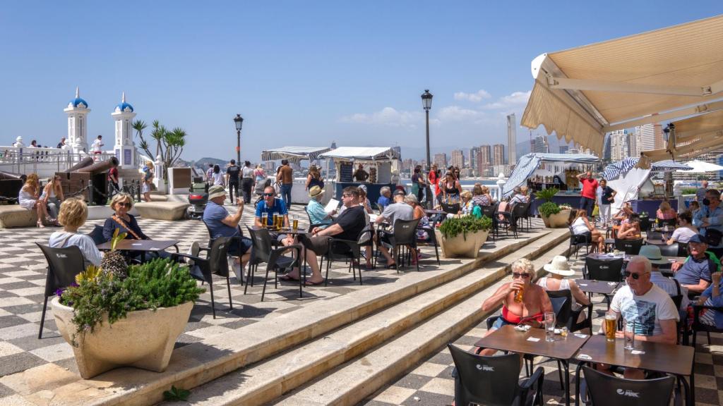 Decenas de turistas en una terraza de Benidorm, Alicante.