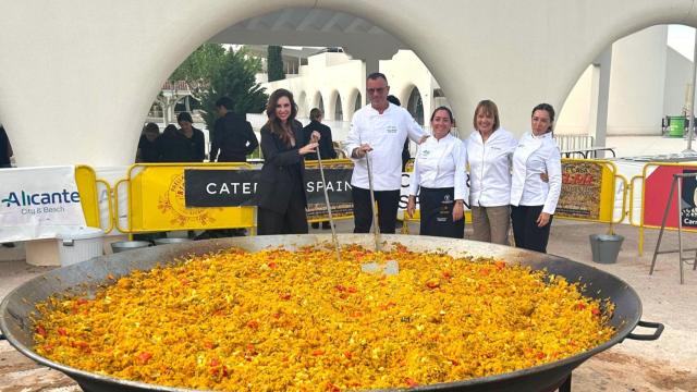 La concejala Ana Poquet y la chef María José San Román, junto a la paella gigante que se ha preparado.