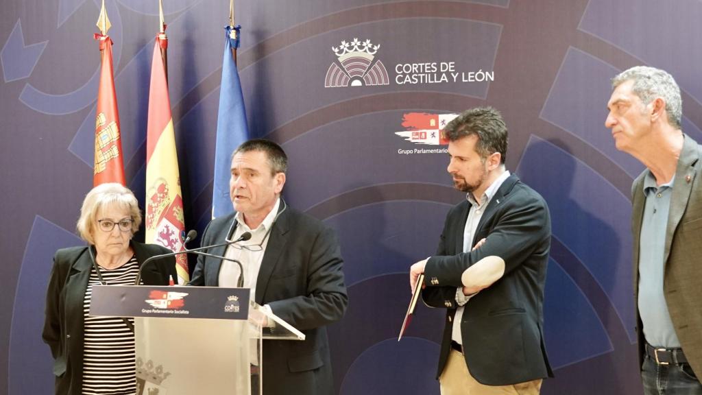 El portavoz de Sanidad del Grupo Socialista en las Cortes, Jesús Puente, durante la rueda de prensa de este viernes.