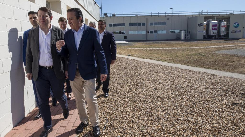 El presidente de la Junta visita la planta de producción Mars