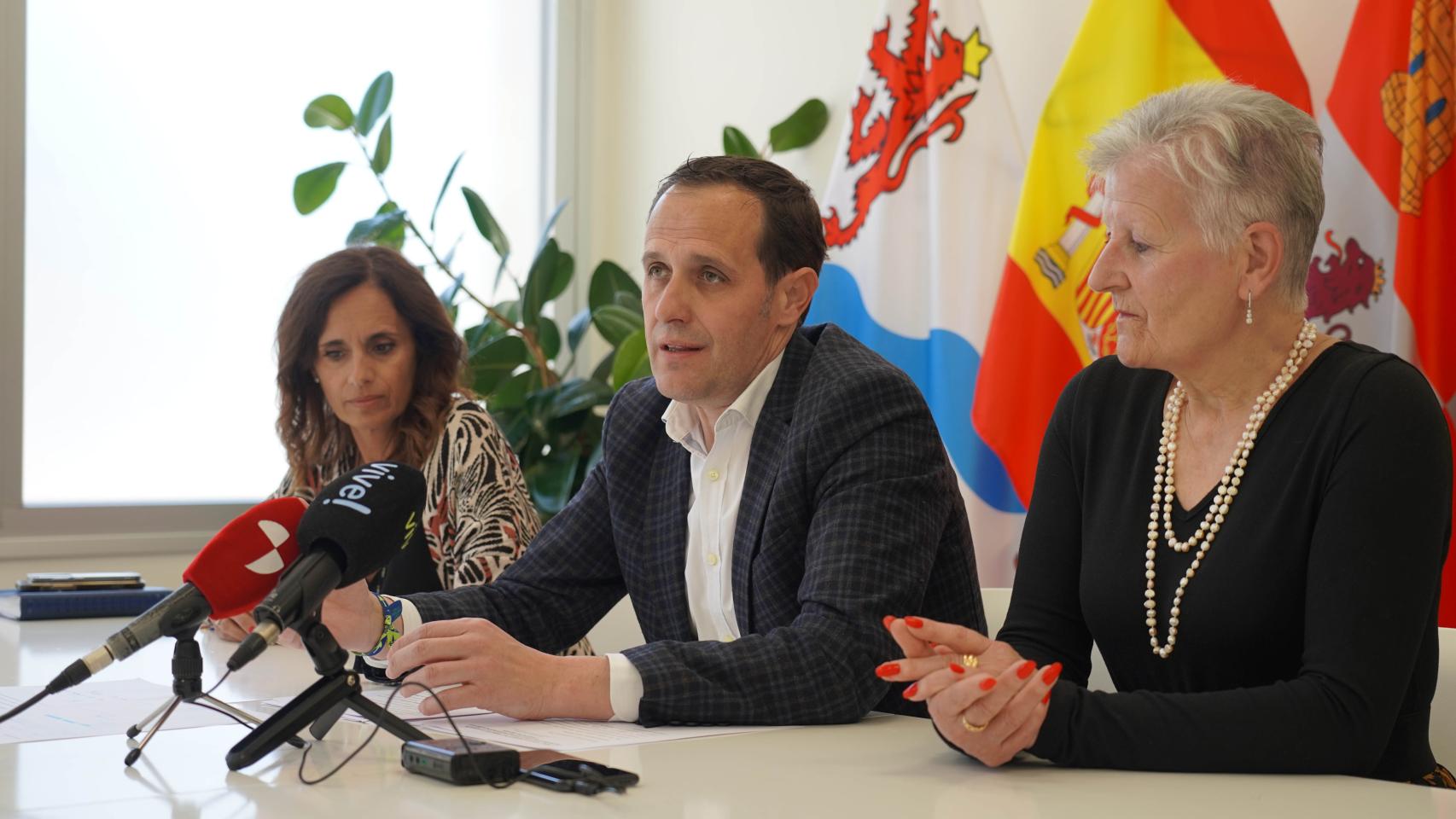 El presidente de la Diputación de Valladolid, Conrado Íscar, y la presidenta de la Federación de Asociaciones de Personas Mayores de la provincia, Adela Cabezas, informando sobre las actividades