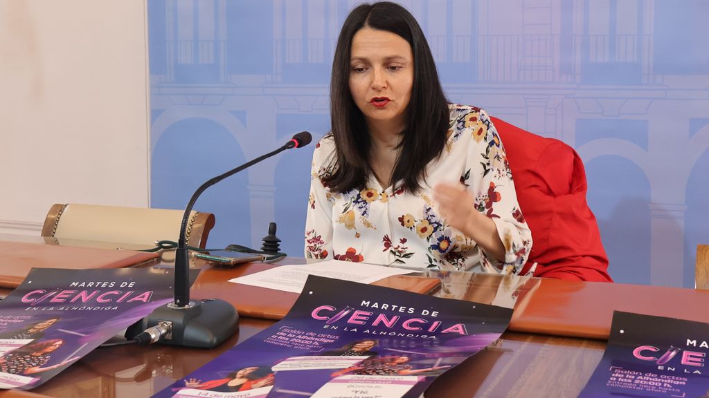 María Eugenia Cabezas presentando Los Martes de Ciencia