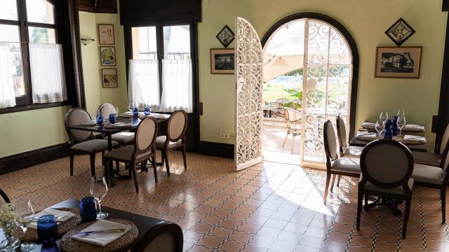 El hotel de Sitges donde se alojaba en secreto Antonio Banderas y su restaurante del año 1926