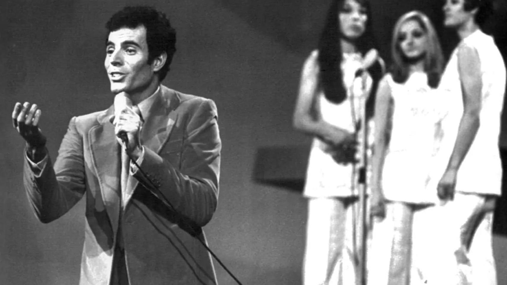 Julio Iglesias durante su actuación en el Festival de Eurovisión de 1970 junto al Trío La La La.
