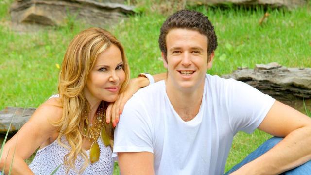 Ana García Obregón junto a su hijo, Álex Lequio, en una fotografía publicada en las redes sociales de ella.