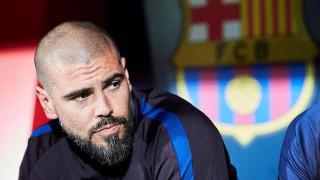 Víctor Valdés en el banquillo del FC Barcelona