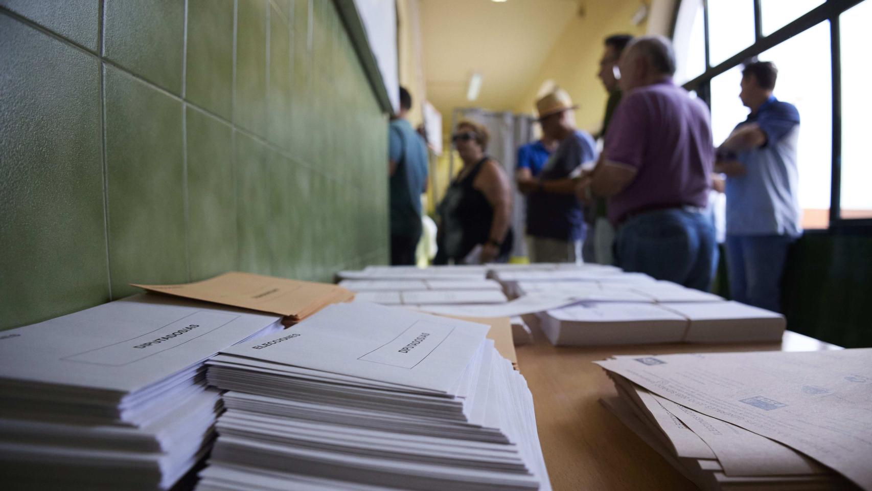 Personas haciendo cola para votar.