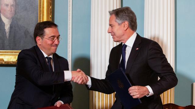 Albares y Blinken durante la firma del acuerdo para combatir la desinformación.