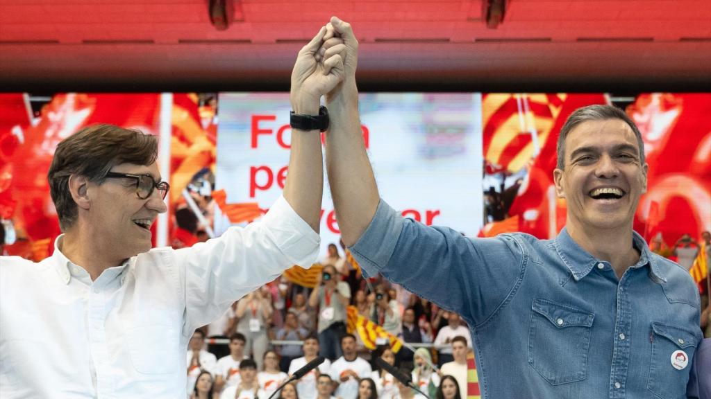Salvador Illa y Pedro Sánchez, en el acto de cierre de campaña del 12-M celebrado por el PSC en el Pavelló Vall d’Hebron de Barcelona.