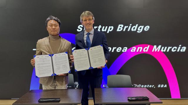 El consejero, Luis Alberto Marín, tras firmar el acuerdo con Corea.