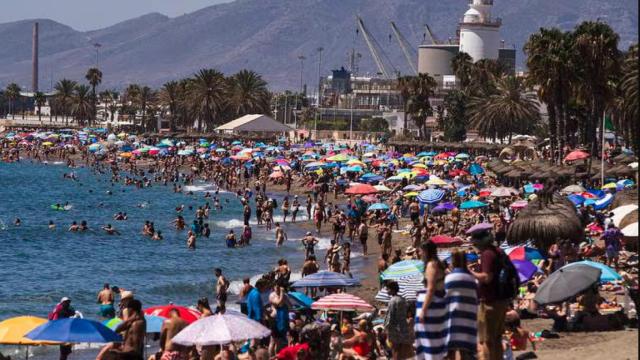 Personas abarrotando la playa de Málaga