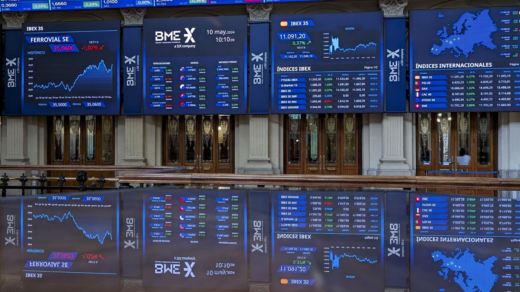 Varios paneles y monitores muestran en el parqué madrileño la evolución de la Bolsa española este viernes.