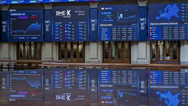 Varios paneles y monitores muestran en el parqué madrileño la evolución de la Bolsa española este viernes.