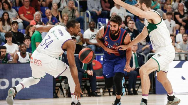 Will Thomas y David Kravish intentan frenar a Ricky Rubio en el FC Barcelona vs. Unicaja.