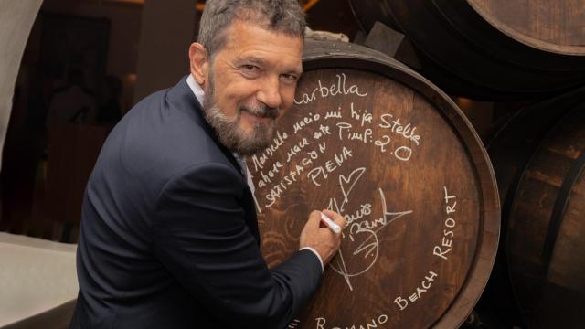 Antonio Banderas firmando en uno de los barriles de la bodega que abrieron en Marbella en 2024.
