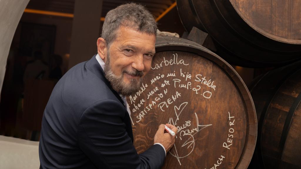 Antonio Banderas firmando en uno de los barriles de la bodega que abrieron en Marbella en 2024.