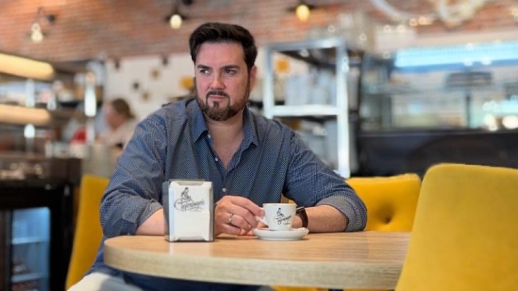Antonio Arrebola posa en una de sus cafeterías para EL ESPAÑOL de Málaga.