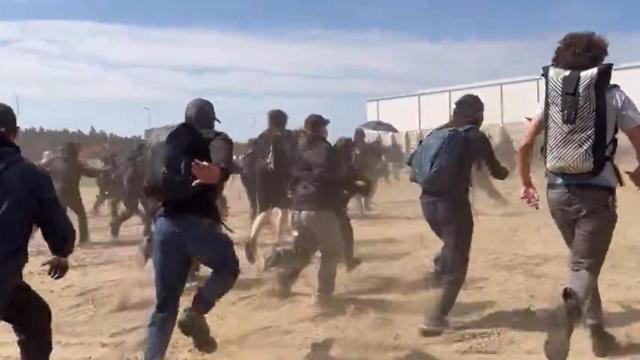 Decenas de radicales se enfrentan a la Policía en los alrededores de la planta de Tesla.